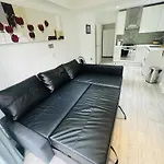 Immaculate 2-Bed Apartment In London