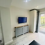 Immaculate 2-Bed Apartment In London