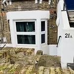 Immaculate 2-Bed Apartment In London