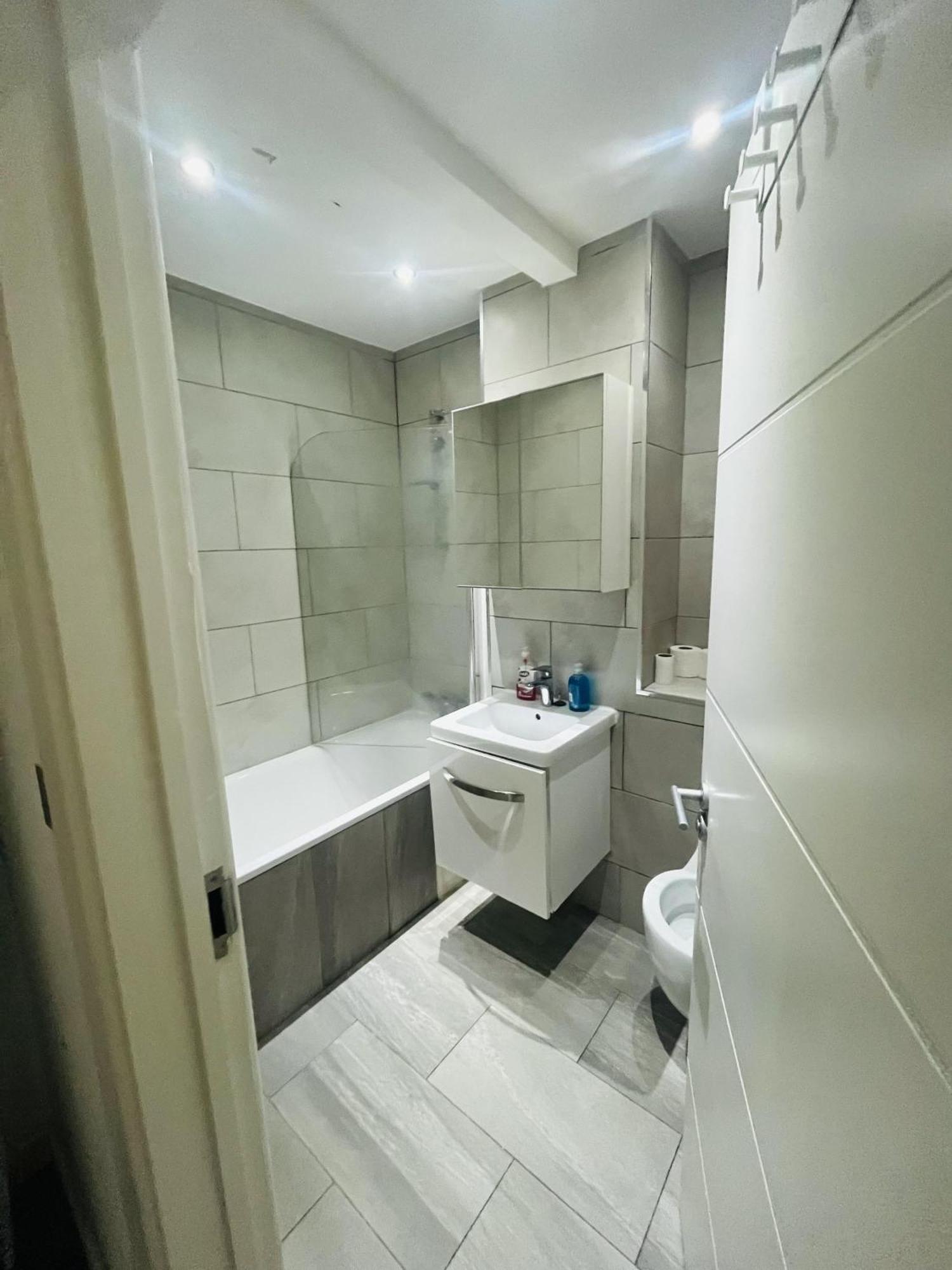 Immaculate 2-bed In Apartment *